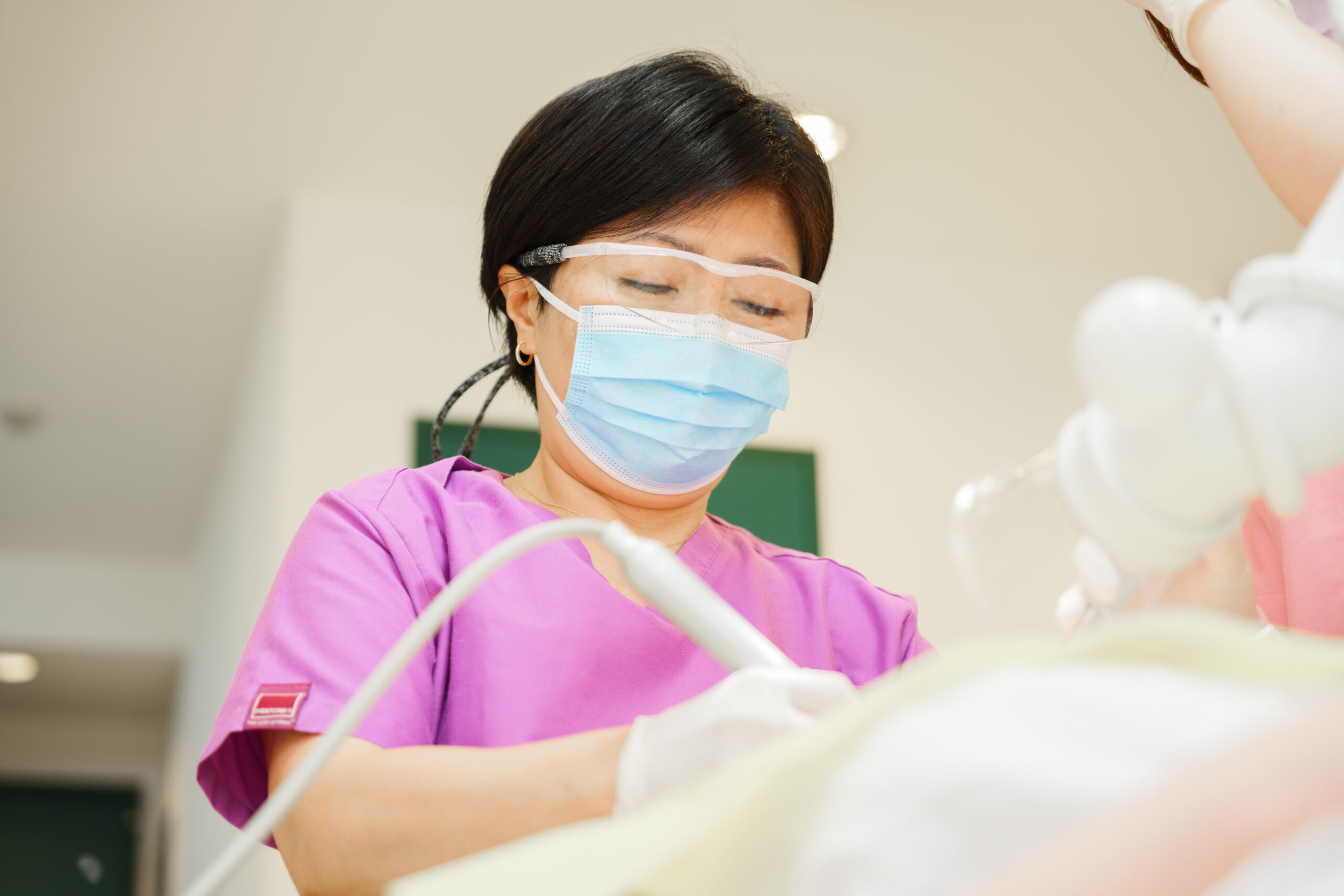 女性歯科医師在中